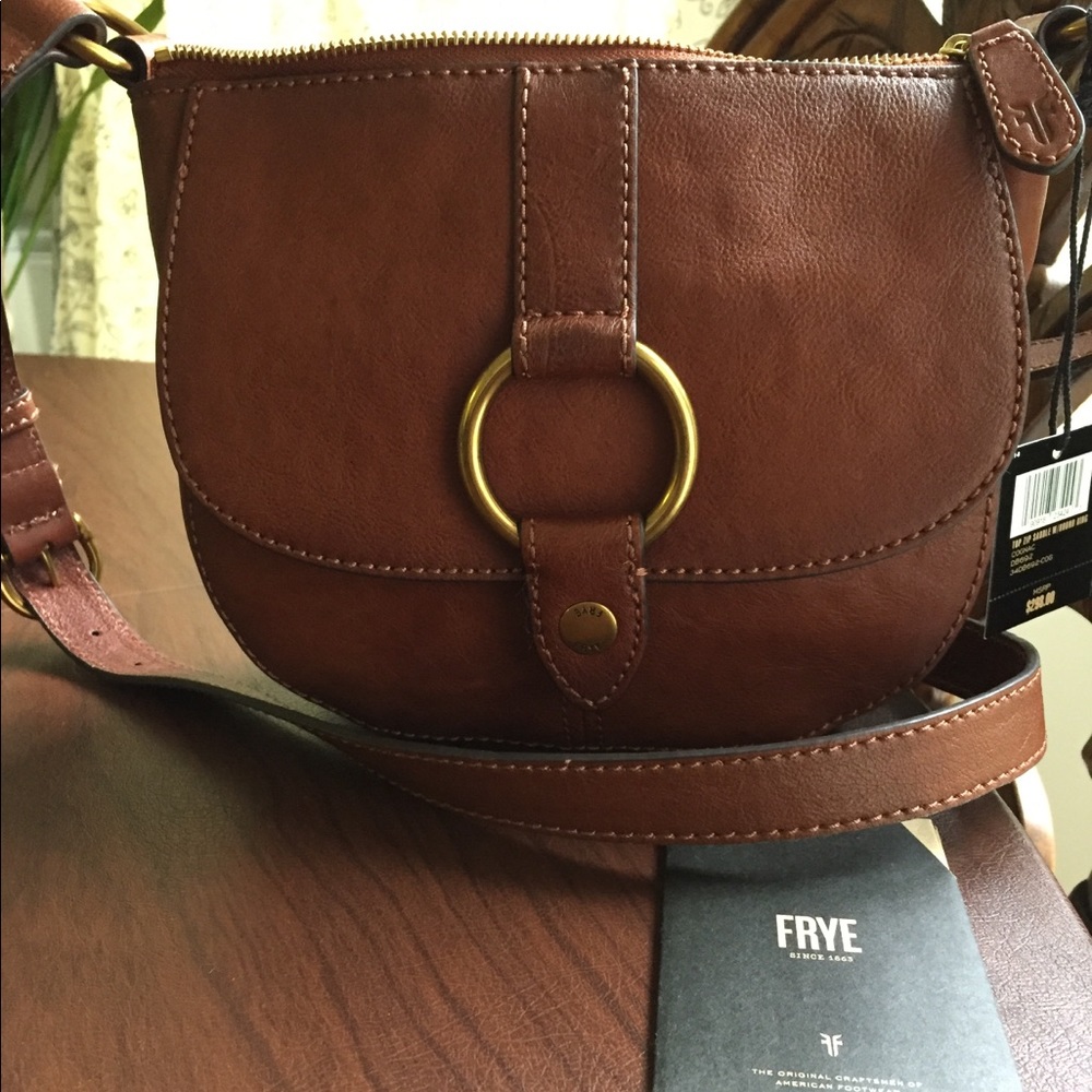 🦋 Frye — Top Zip Saddle w/Round Ring